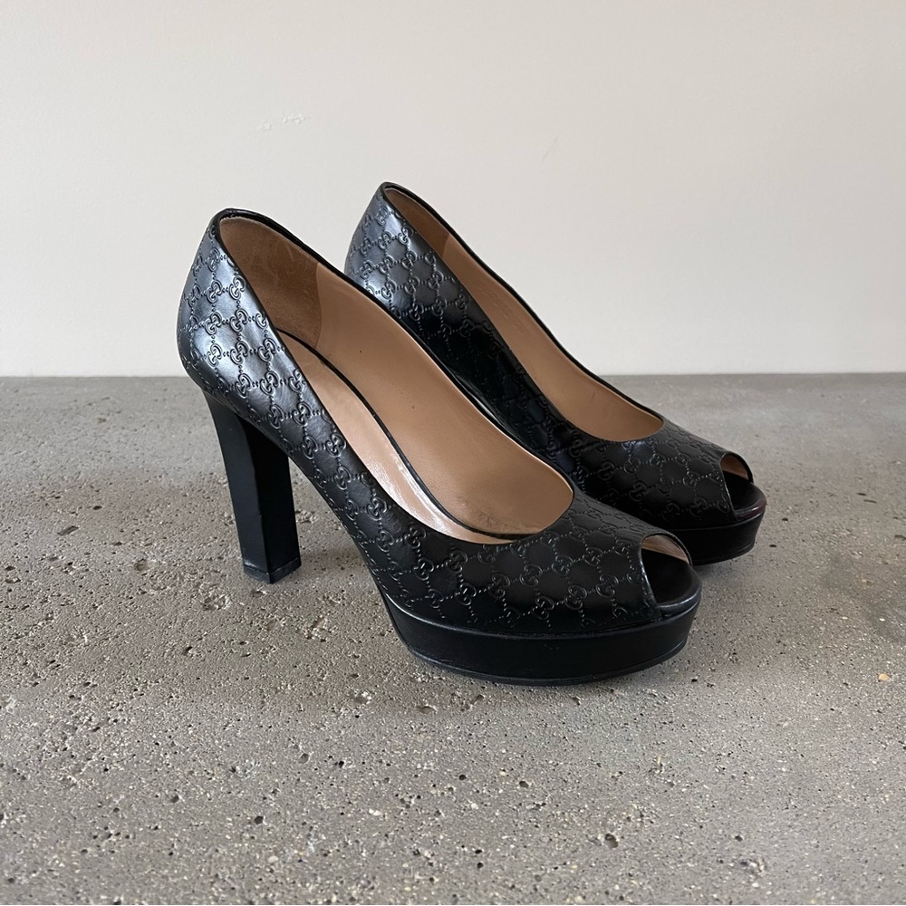 GUCCI Microguccissim Peep Toe Leather Pumps in Black